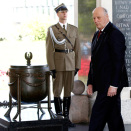 King Harald during the visit to Tomb of the Unknown Soldier (Photo: Lise Åserud / NTB scanpix)